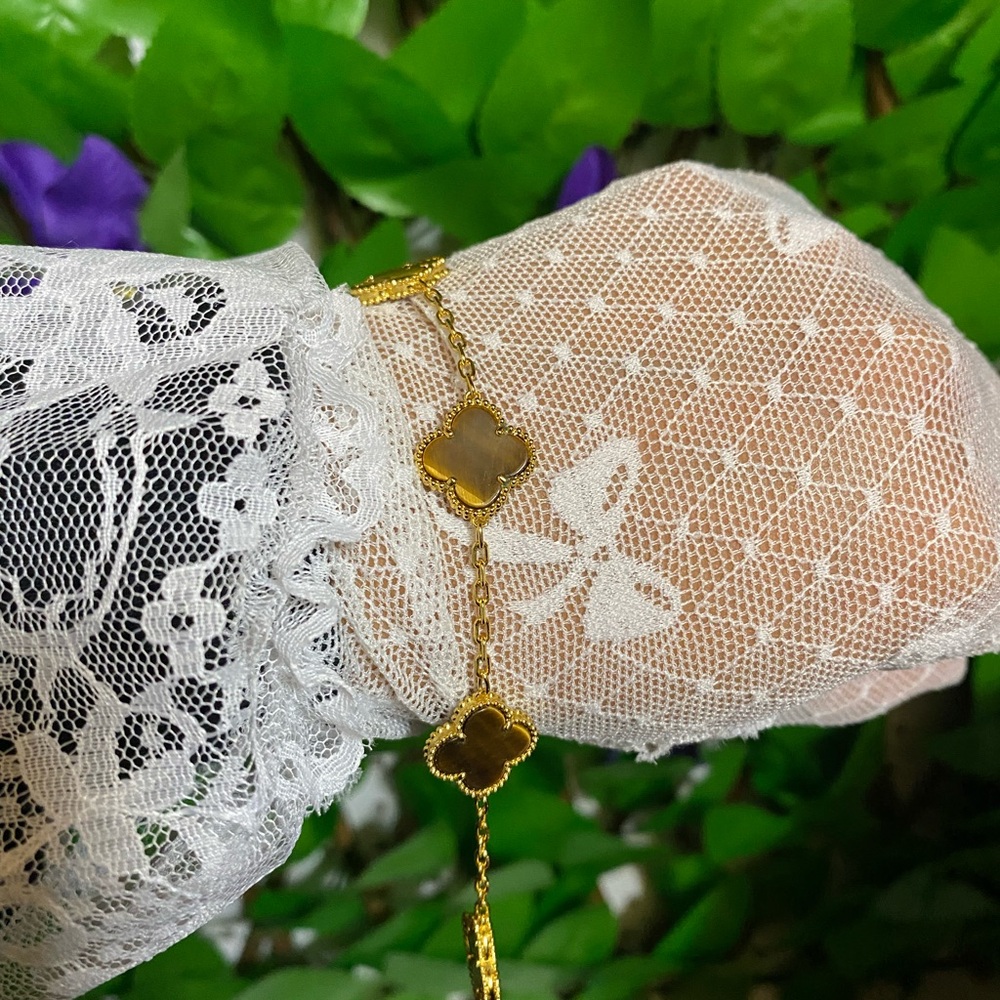 Elegant Gold Clover Bracelet